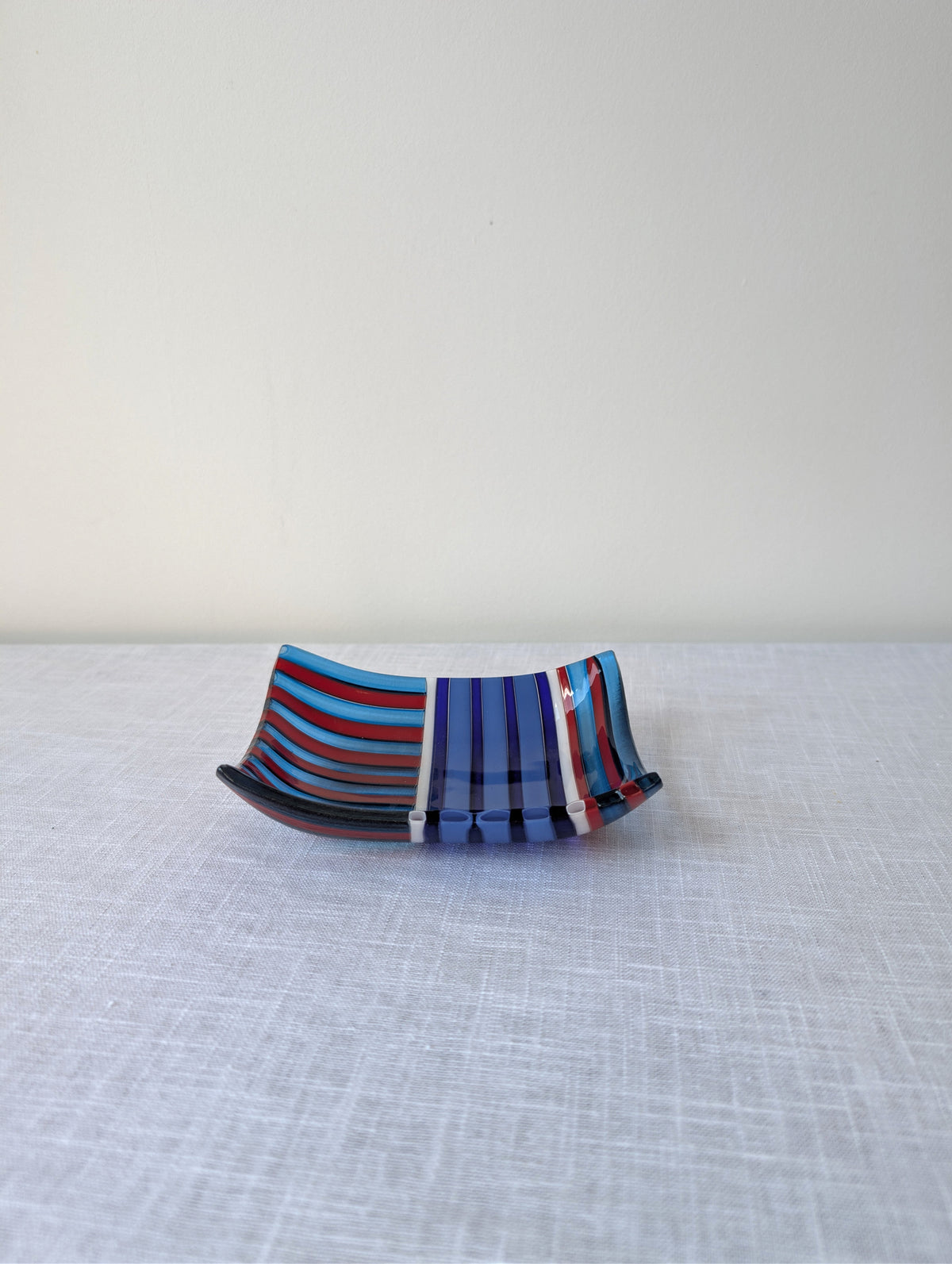 Ake Rodmek, Horizontal Bowl in Striped Art Glass, photograph 1