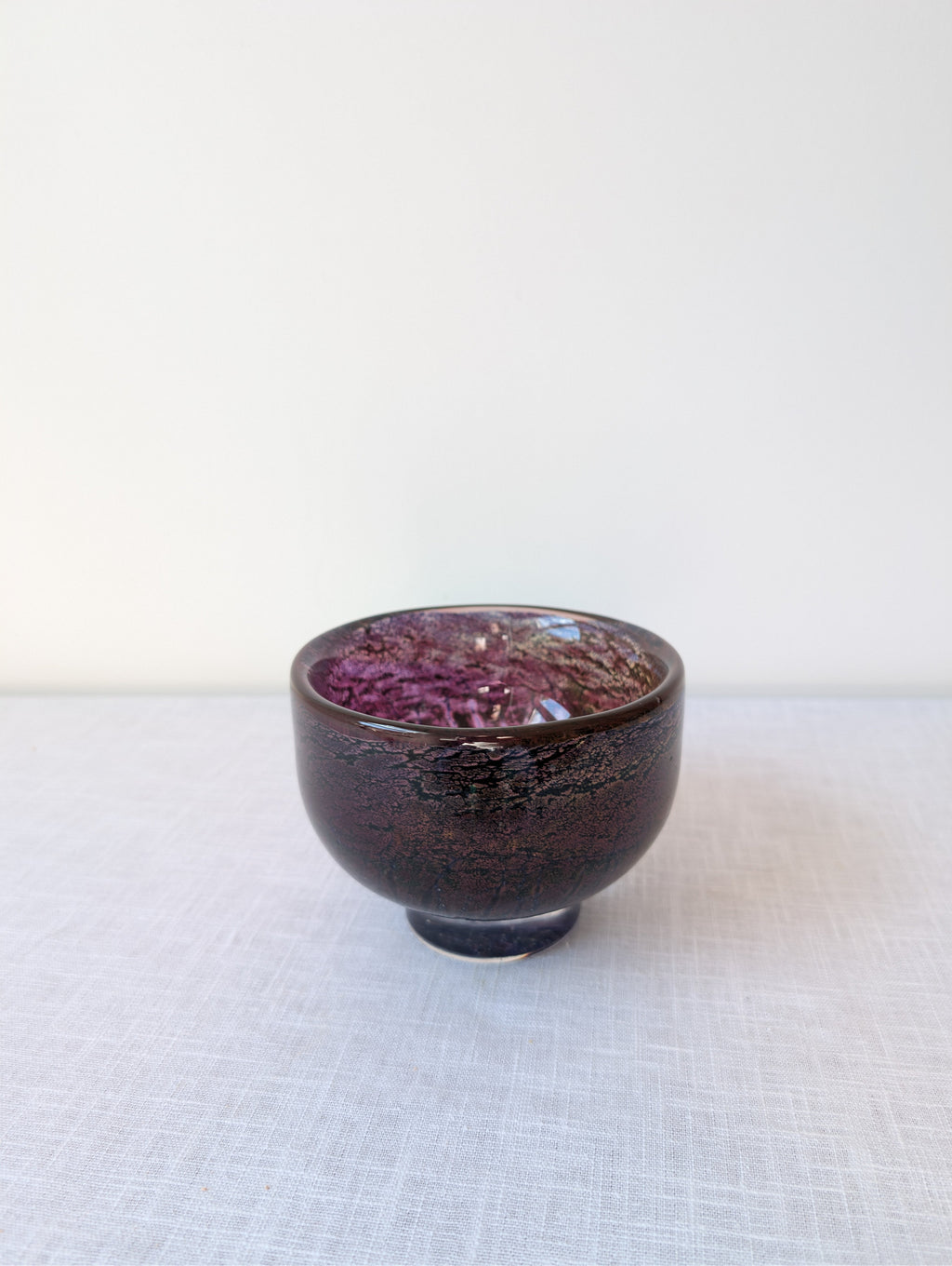 Göran Wärff for Kosta Boda, Plum-Purple Art Glass Bowl, photograph 1