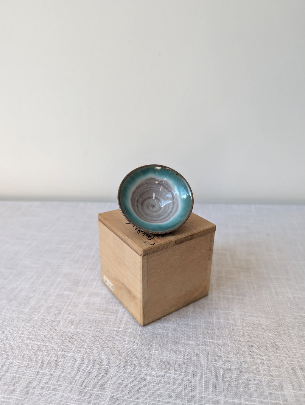 Kiyoshi Yamato, Blue Hagi (Aohagi) Sake Cup with Original Tomobako, photograph 1