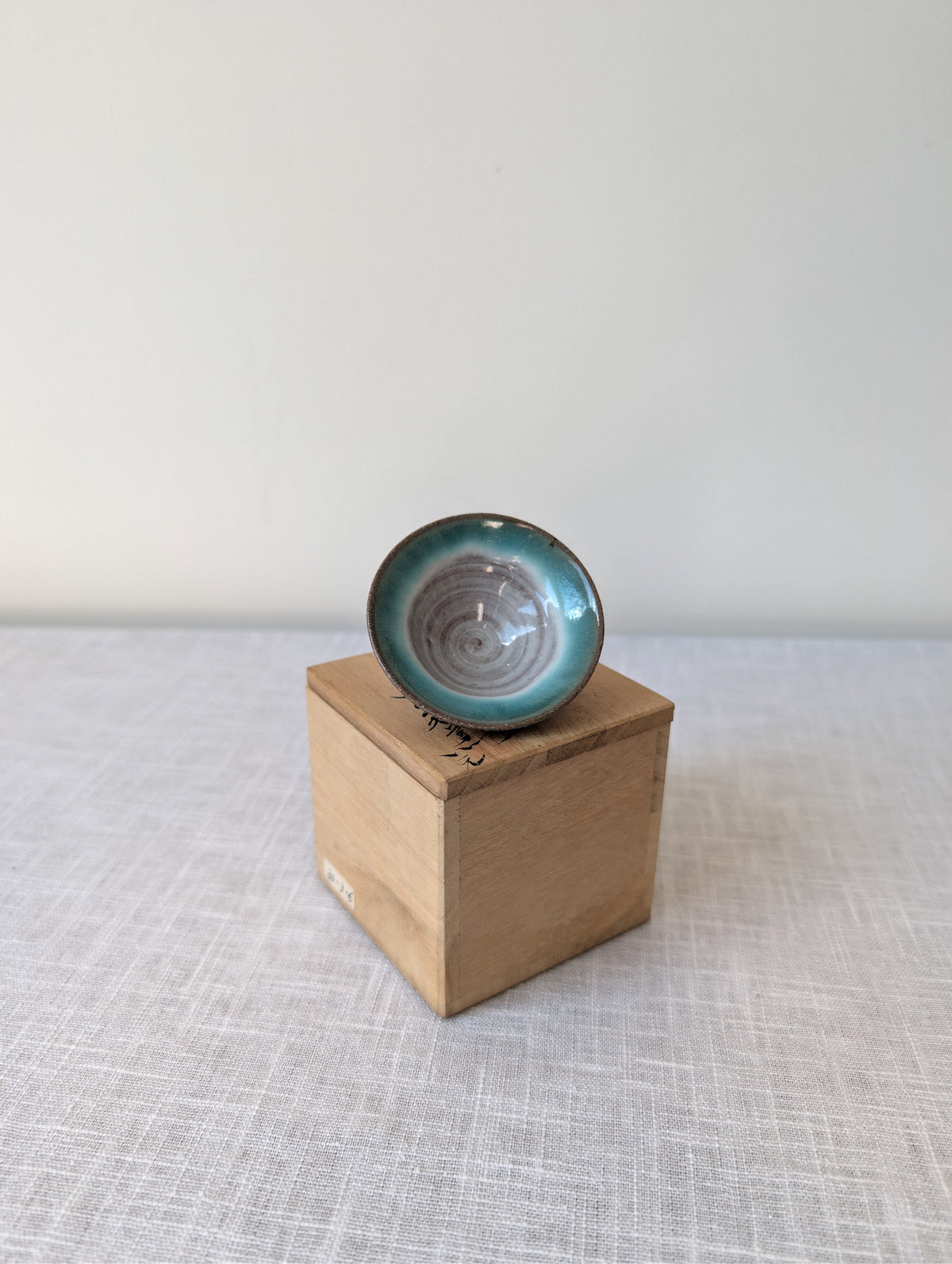 Kiyoshi Yamato, Blue Hagi (Aohagi) Sake Cup with Original Tomobako, photograph 1